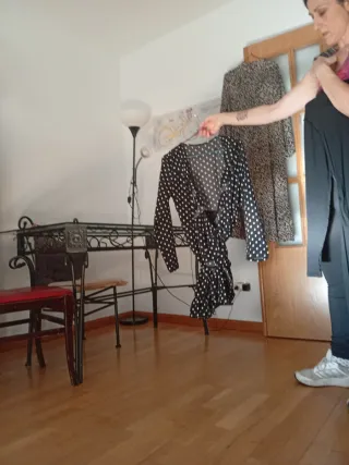 Vestido negro con lunares blancos