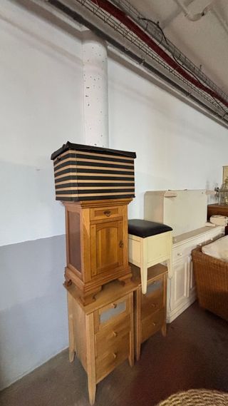 Mueble de madera con tapa de papel