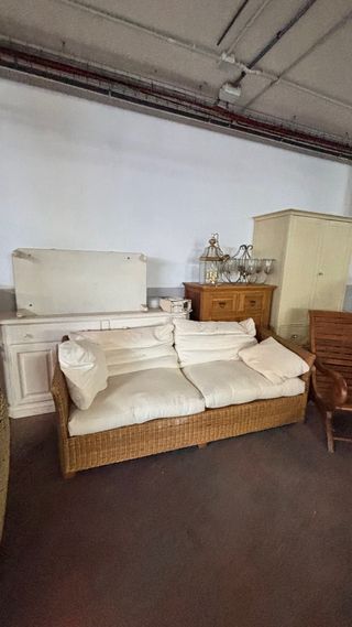Mueble de madera con tapa de papel
