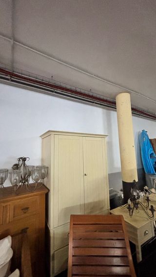 Mueble de madera con tapa de papel
