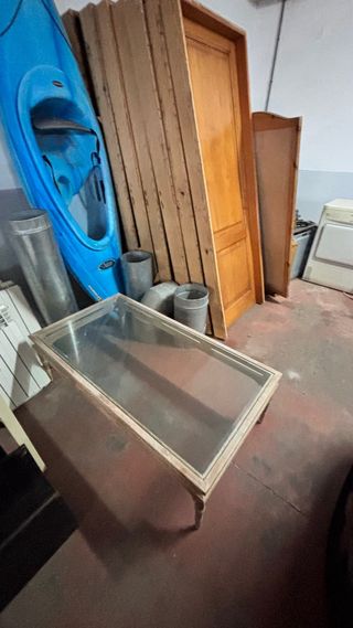 Mueble de madera con tapa de papel