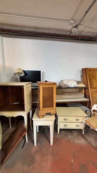 Mueble de madera con tapa de papel
