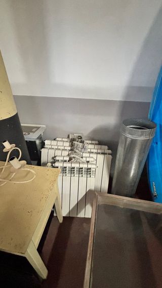 Mueble de madera con tapa de papel