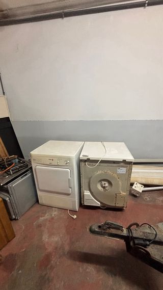 Mueble de madera con tapa de papel
