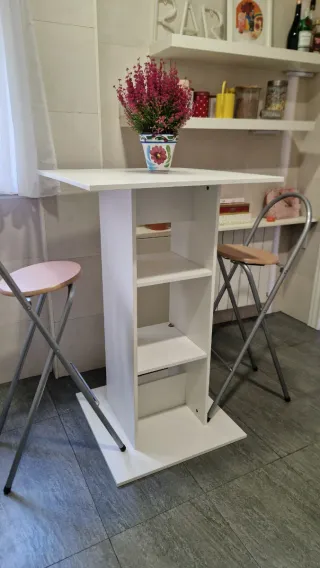 Mesa de cocina alta madera y taburetes
