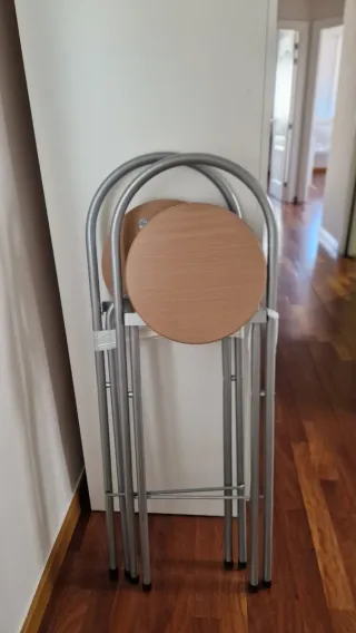 Mesa de cocina alta madera y taburetes