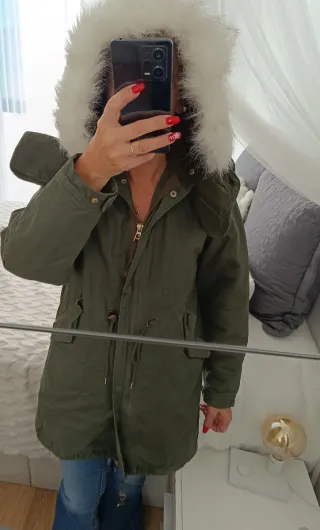 Parka verde con capucha y pelo.
Forro desmontable 