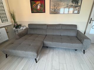 Divano angolare grigio in tessuto