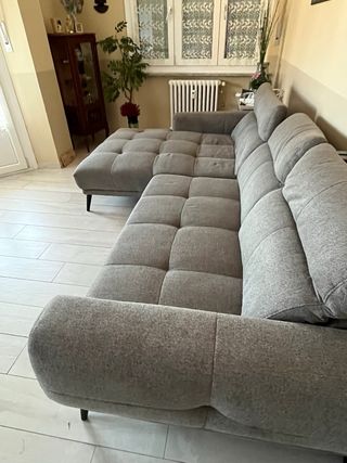 Divano angolare grigio in tessuto