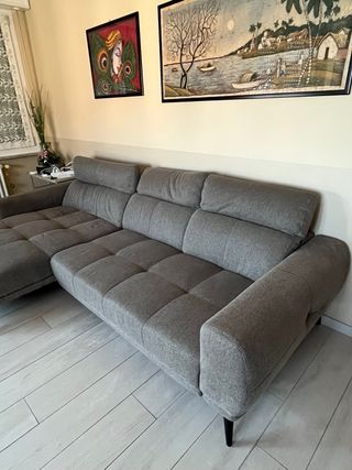 Divano angolare grigio in tessuto