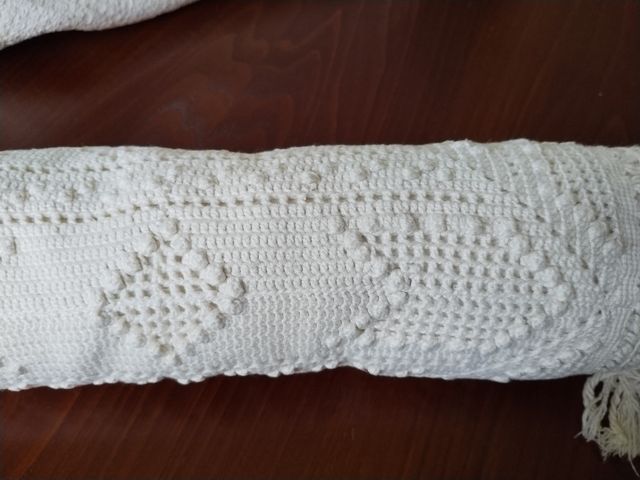 Cojín crochet beige y blanco