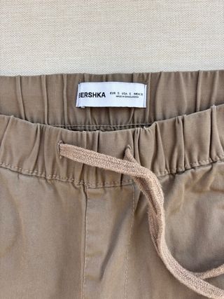 Pantalón cargo Bershka beige talla S
