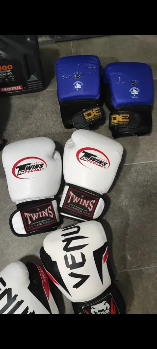 Guantes de Boxeo Twins y VENUM