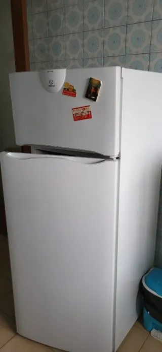 Frigorífico blanco con congelador
