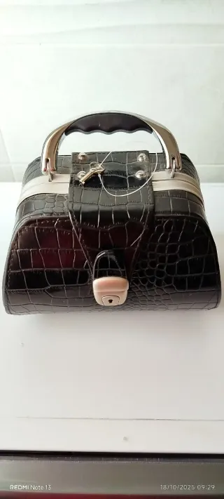 Beauty case nero con dettagli argento