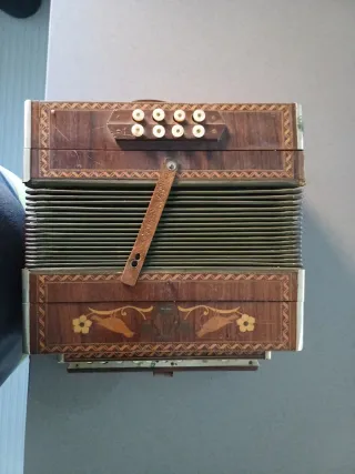 Acordeón antiguo de madera