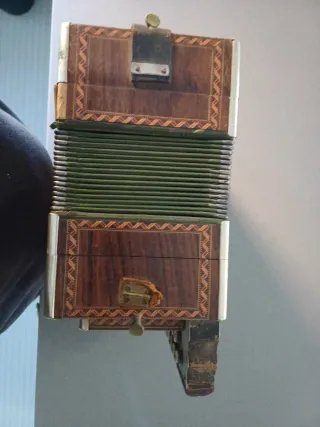 Acordeón antiguo de madera