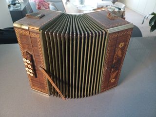 Acordeón antiguo de madera