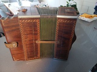 Acordeón antiguo de madera