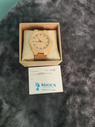 Reloj de madera con correa de cuero
