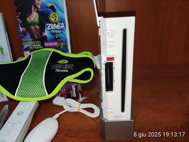 Nintendo Wii + 3 giochi: Wii Fit Plus, Zumba