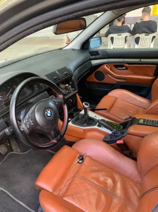 El coche está como nuevo muy poco uso intero de m5