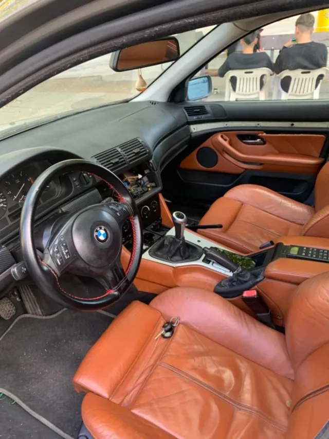 El coche está como nuevo muy poco uso intero de m5