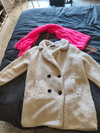 Chaqueta beige y bufanda rosa