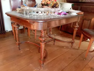 Mesa y sillas clásicas de madera