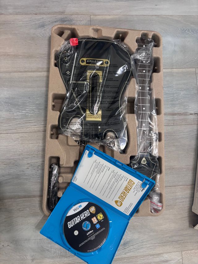 Guitar Hero Live Wii U + Guitarra