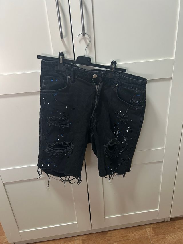 Pantalones cortos negros rotos