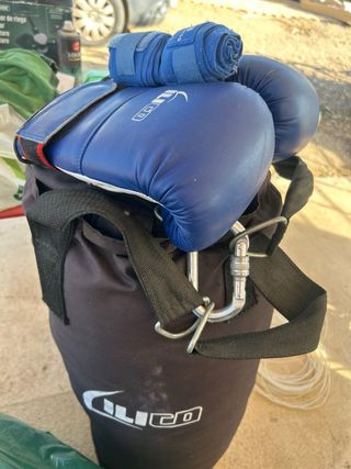 Saco de boxeo Ilico con guantes y vendas