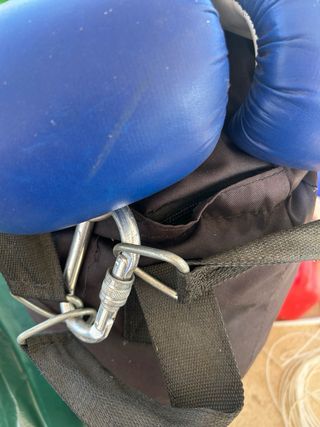 Saco de boxeo Ilico con guantes y vendas