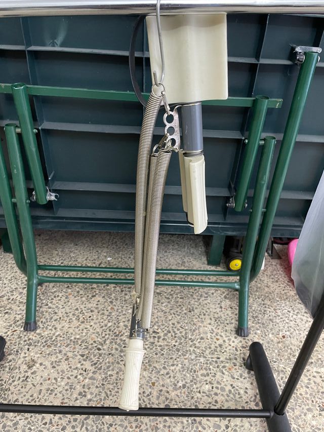 Vogatore elastico con maniglie e pedali