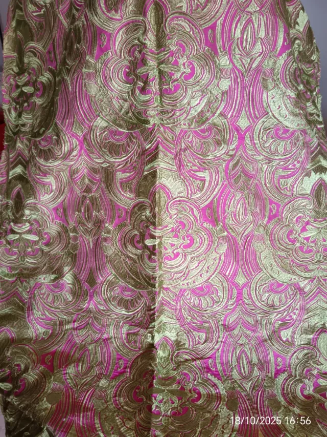 Seda natural bordada verde y fucsia