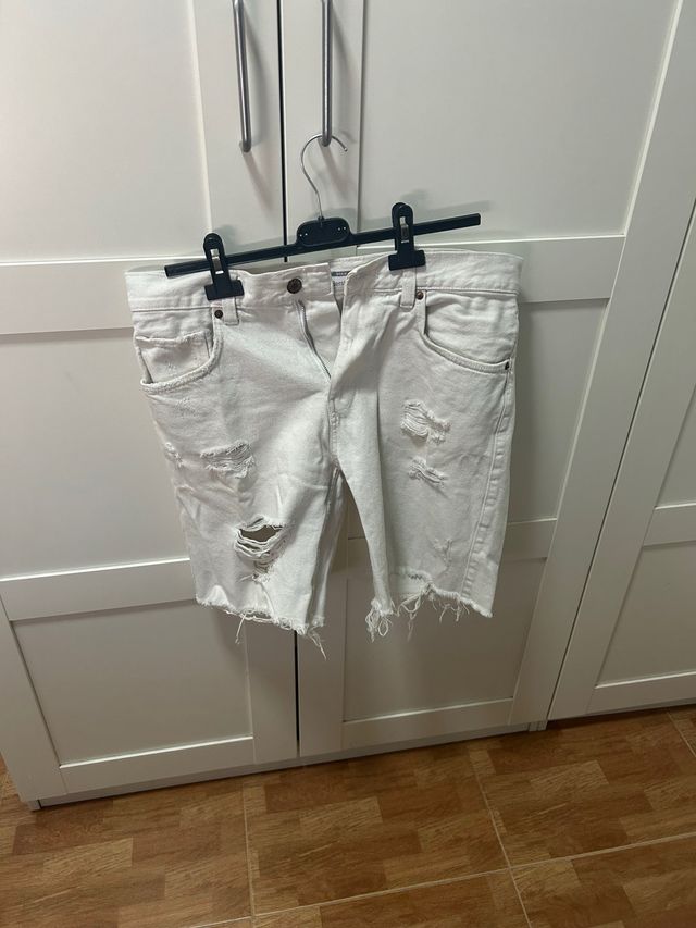 Pantalones cortos blancos rotos