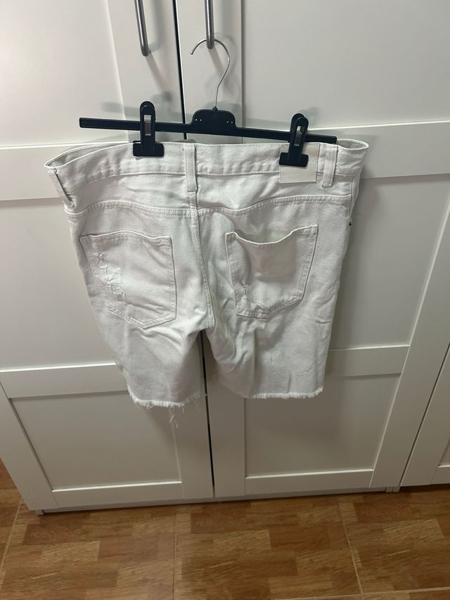 Pantalones cortos blancos rotos