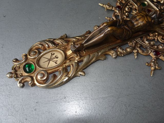Crucifijo de bronce con detalles
