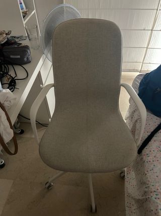 Silla de oficina beige y blanca