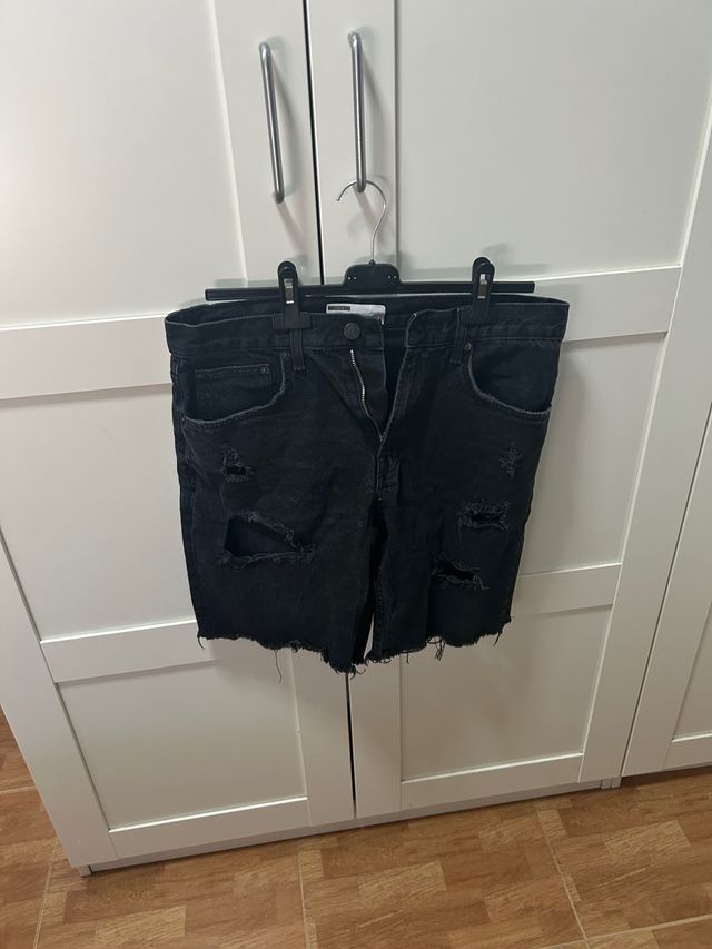 Pantalones cortos vaqueros negros rotos