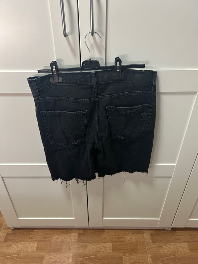 Pantalones cortos vaqueros negros rotos