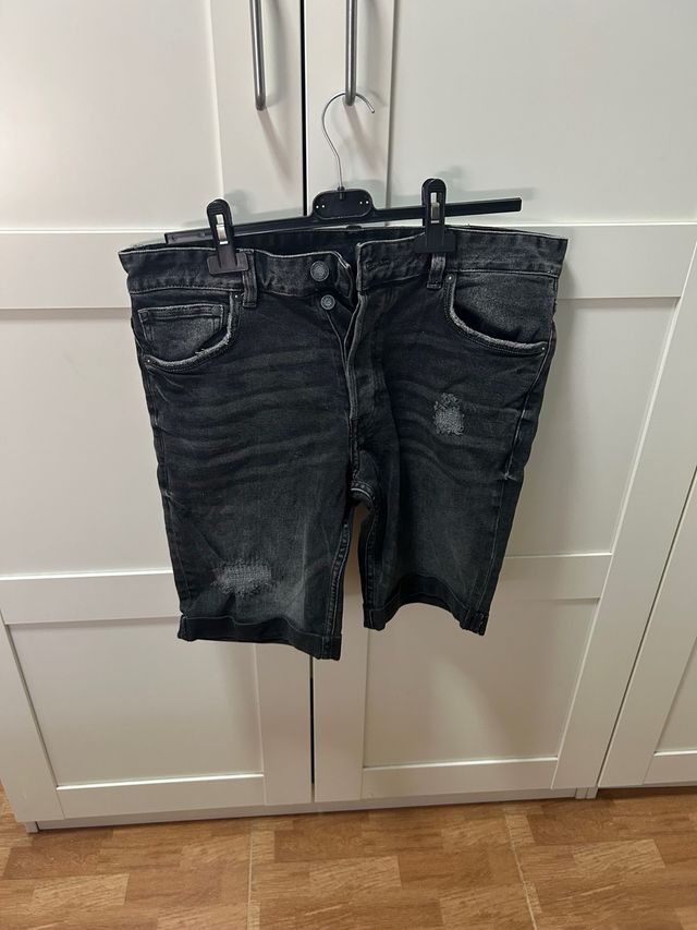 Pantalones cortos vaqueros negros desgastados