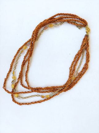 Collana con perline marroni, gialle e bianche