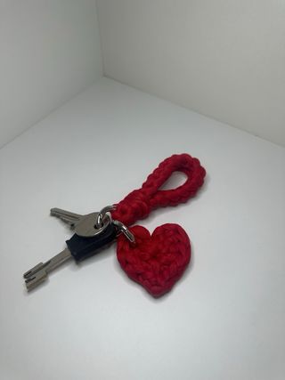 2 portachiavi fatti a mano cuore e cappietto rossi