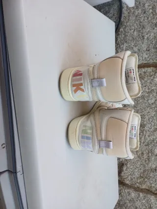 Zapatillas altas beige y blancas