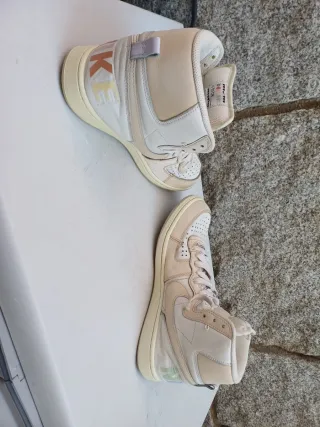 Zapatillas altas beige y blancas