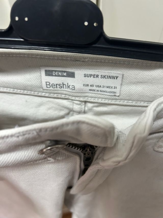 Pantalones vaqueros blancos rotos