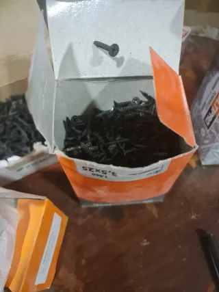 Tornillos y hembrillas cerradas