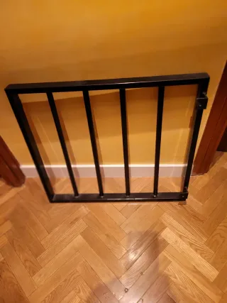 Reja de seguridad metálica negra