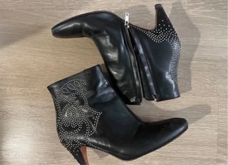 Botines piel negros con tachas